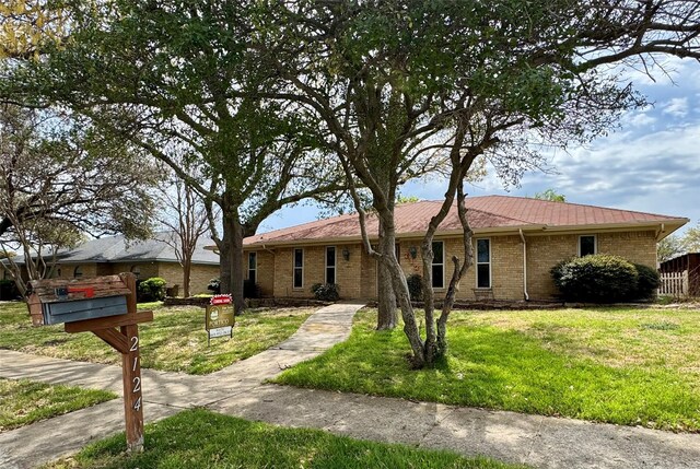 2124 Parkhaven Dr, Plano, TX 75075 - ranch-style home with brick siding and a front lawn