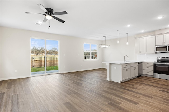 525 Galt Dr, Stephenville, TX 76401 - kitchen featuring stainless steel appliances, open floor plan, a sink, and a peninsula