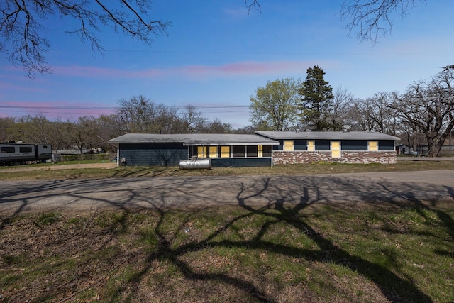 mid-century modern home with a front lawn