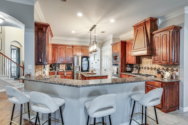 500 Lismore Dr, Mansfield, TX 76063 - kitchen featuring stainless steel appliances, a kitchen island, crown molding, and custom range hood