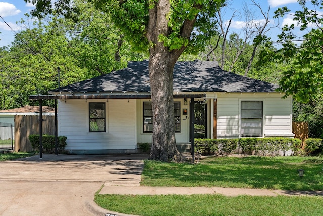 single story home with a front lawn, fence, a shingled roof, and covered porch