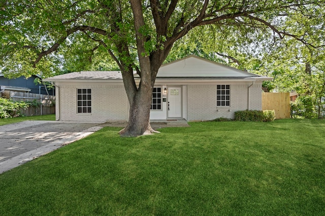 811 N Cooper St, Arlington, TX 76011 - single story home featuring brick siding