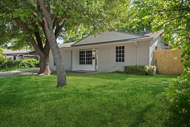 811 N Cooper St, Arlington, TX 76011 - ranch-style home featuring brick siding