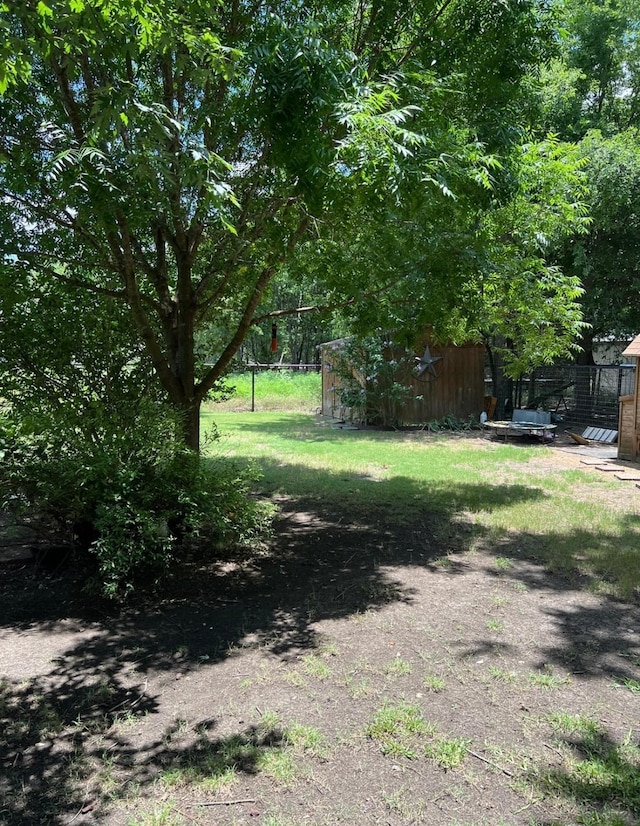 view of yard featuring an outbuilding
