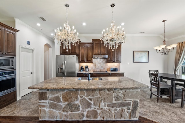 kitchen with visible vents, a notable chandelier, a sink, appliances with stainless steel finishes, and under cabinet range hood