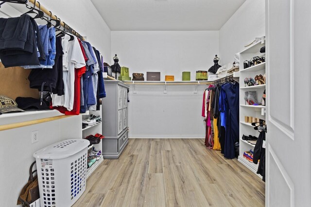 847 Bentwater Pkwy, Grand Prairie, TX 75104 - walk in closet with wood finished floors