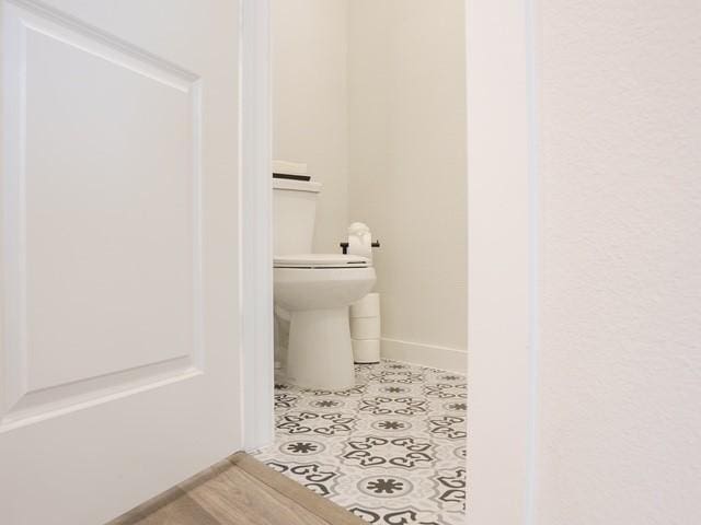 bathroom with baseboards