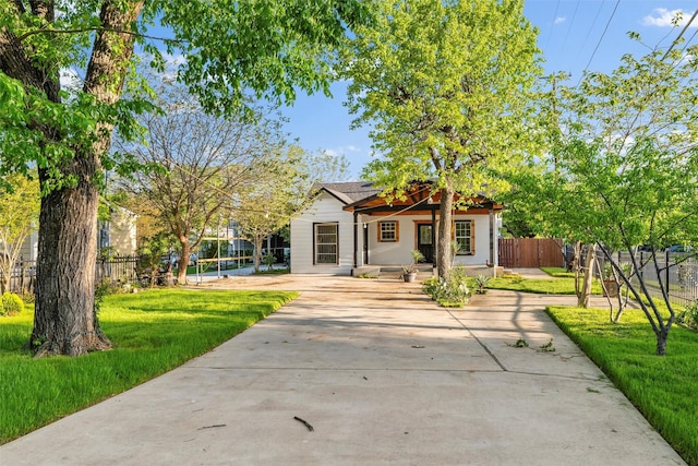 1101 Melbourne Ave, Dallas, TX 75224 - rear view of house with a yard and fence