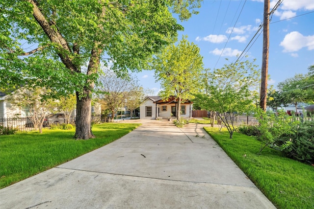 1101 Melbourne Ave, Dallas, TX 75224 - view of front of home featuring driveway, fence, and a front lawn