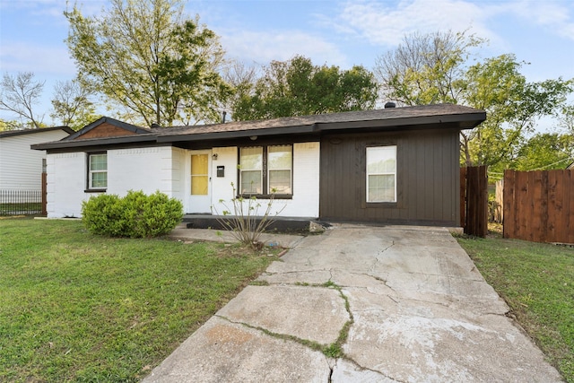 1909 Sycamore Dr, Mesquite, TX 75149 - view of front of property with a porch and driveway