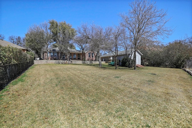 view of yard with an outbuilding