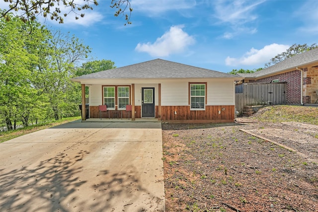 530 E Day St, Denison, TX 75021 - bungalow-style home with a porch and roof with shingles