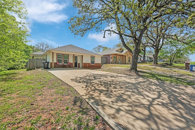 530 E Day St, Denison, TX 75021 - view of front of home featuring driveway and fence
