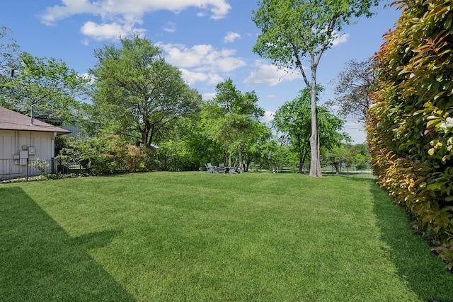 9431 Waterview Rd, Dallas, TX 75218 - view of yard with fence
