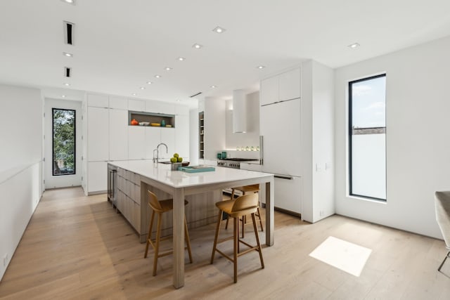 5101 Vickery Blvd, Dallas, TX 75206 - kitchen featuring modern cabinets, white cabinetry, light wood finished floors, a spacious island, and recessed lighting