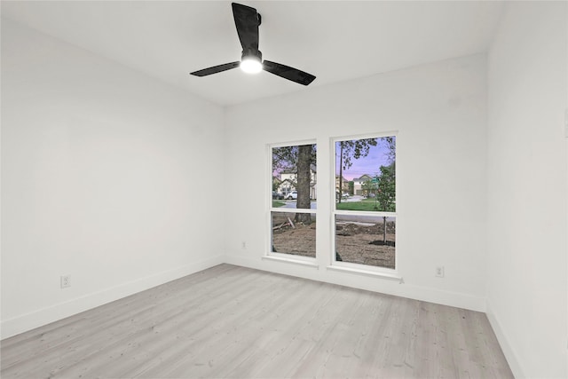 unfurnished room featuring light wood-style flooring, baseboards, and ceiling fan