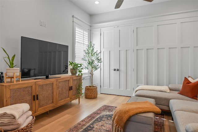 sitting room featuring light wood-type flooring, ceiling fan, and recessed lighting