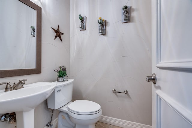 1417 Tree Farm Dr, Plano, TX 75093 - bathroom featuring toilet, baseboards, and a sink