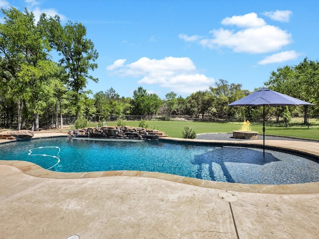 1005 Forest Glen Rd, Weatherford, TX 76087 - outdoor pool featuring an outdoor fire pit, a patio area, and view of wooded area