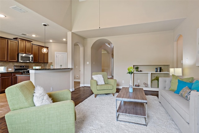 4134 Lee Hutson Dr, Sachse, TX 75048 - living area featuring arched walkways, baseboards, visible vents, and recessed lighting