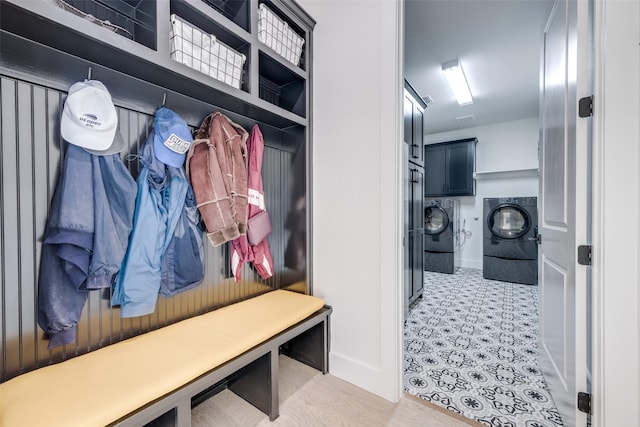 mudroom featuring washer and clothes dryer