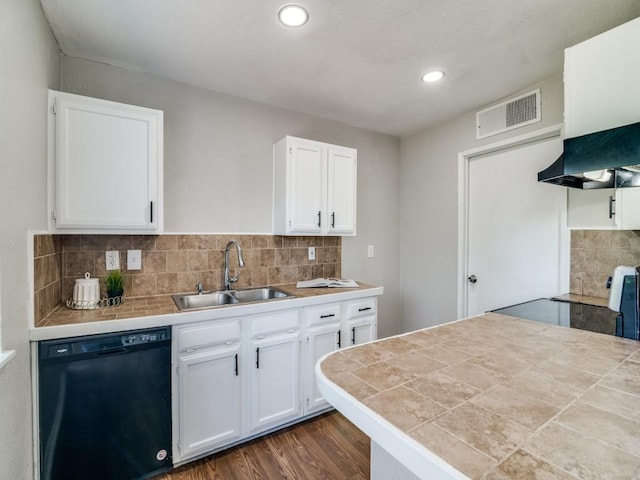 unfurnished room featuring vaulted ceiling, a chandelier, wood finished floors, baseboards, and a ceiling fan