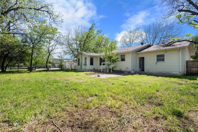 302 S S Ave G, Clifton, TX 76634 - rear view of house featuring a lawn and fence