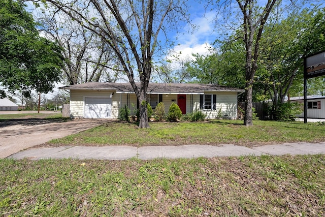302 S S Ave G, Clifton, TX 76634 - single story home with a garage, driveway, and a front lawn
