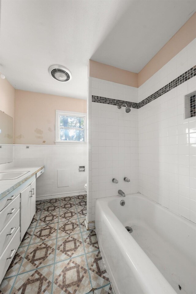 302 S S Ave G, Clifton, TX 76634 - bathroom featuring tile patterned floors, a bath, vanity, toilet, and visible vents