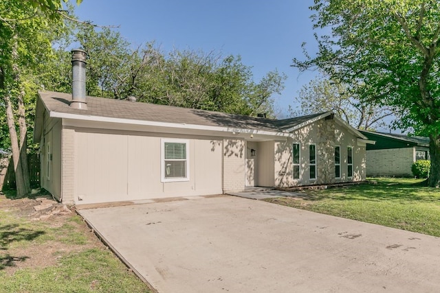 1807 Lachelle Ln, Arlington, TX 76010 - view of front of house featuring brick siding, a front lawn, and a patio area