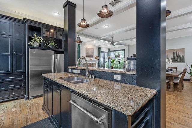 kitchen featuring stainless steel appliances, a sink, light wood-style floors, a ceiling fan, and crown molding