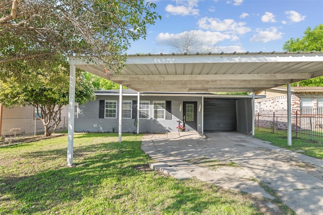 view of front of home featuring fence, a carport, a front yard, and driveway