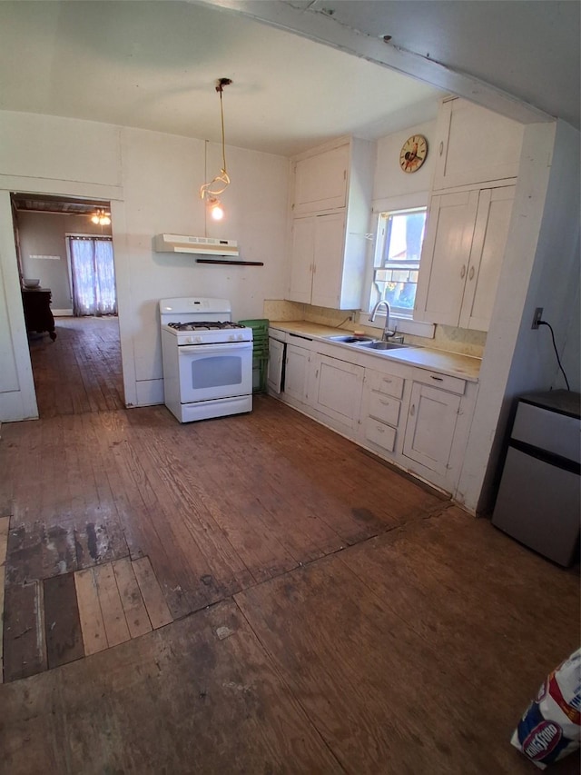 kitchen featuring a sink, light countertops, under cabinet range hood, dark wood finished floors, and white range with gas cooktop