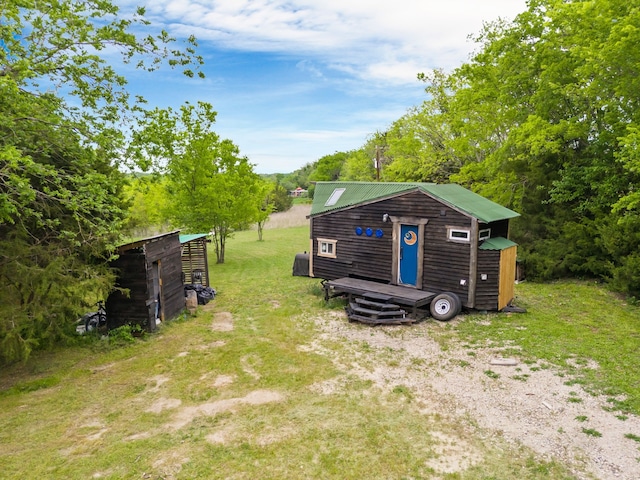 view of yard featuring an outbuilding
