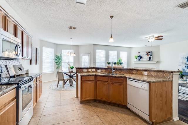 kitchen featuring a sink, visible vents, appliances with stainless steel finishes, and light tile patterned flooring