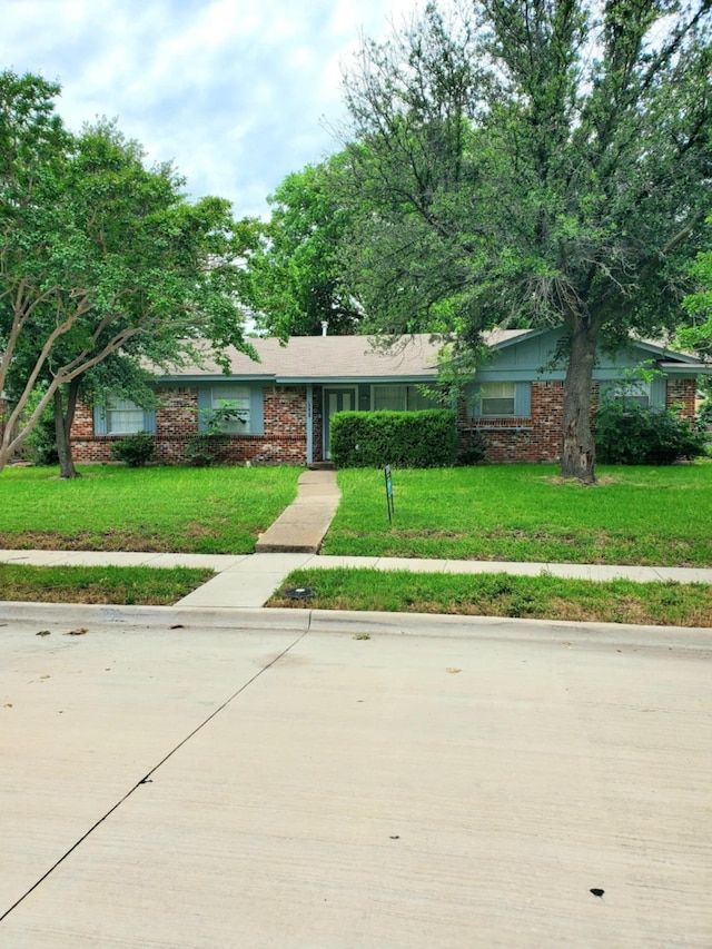 3205 Parkside Dr, Mesquite, TX 75150 - ranch-style home featuring a front yard and brick siding