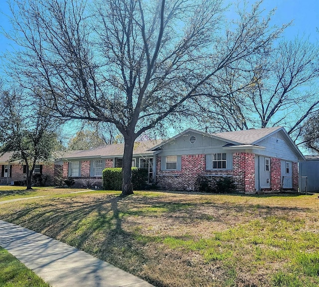 3205 Parkside Dr, Mesquite, TX 75150 - ranch-style house featuring brick siding and a front yard