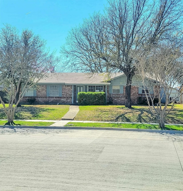 3205 Parkside Dr, Mesquite, TX 75150 - ranch-style home with brick siding and a front yard