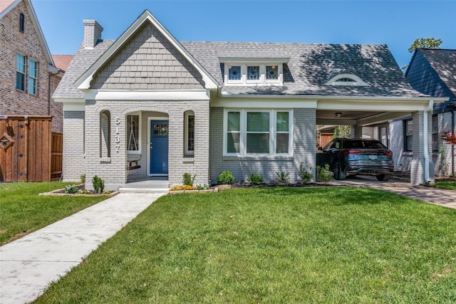 view of front of property featuring fence, a front lawn, and brick siding