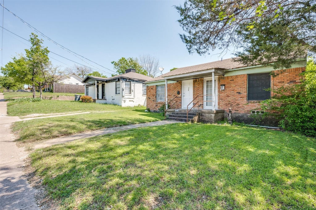 108 S Westmoreland Rd, Dallas, TX 75211 - view of front facade with a front yard and brick siding