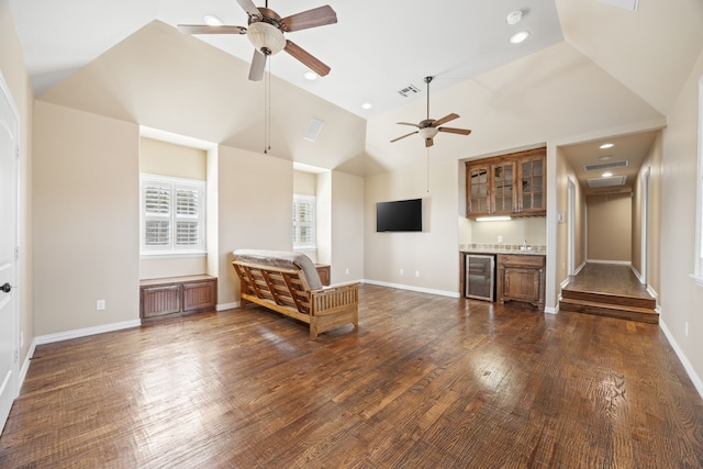 living room with ceiling fan, indoor wet bar, dark wood-style flooring, and wine cooler