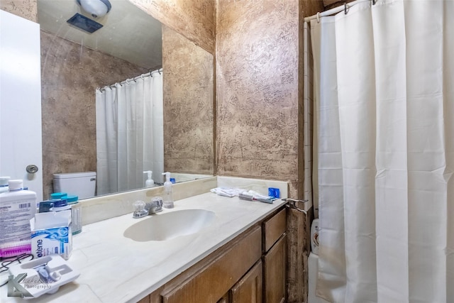 bathroom featuring a shower with curtain and vanity