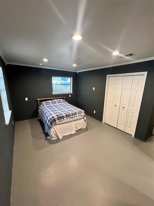bedroom featuring ornamental molding, concrete floors, recessed lighting, and a closet