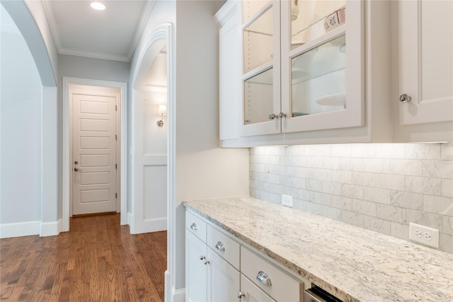 924 Winding Ridge Trl, Southlake, TX 76092 - interior space with dark wood-style floors, baseboards, arched walkways, recessed lighting, and ornamental molding