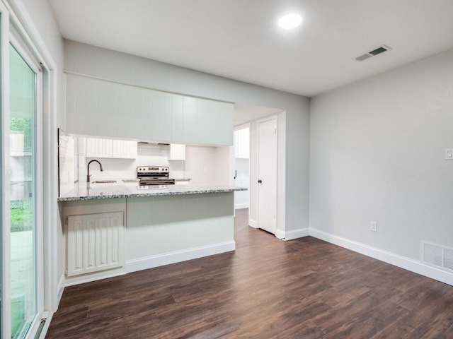kitchen with a sink, visible vents, stainless steel electric stove, and a peninsula