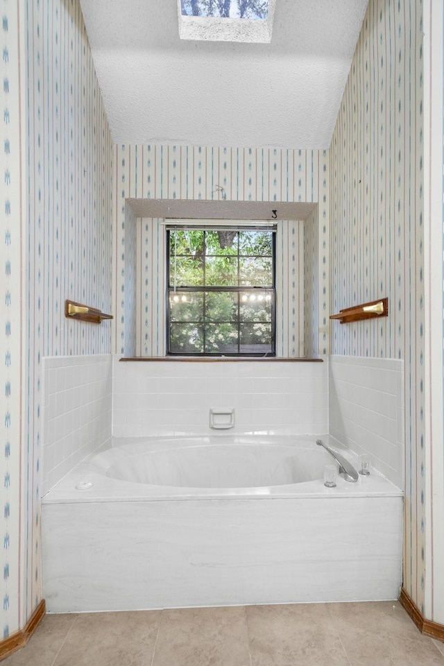 4924 Wolf Creek Trl, Flower Mound, TX 75028 - full bath featuring a textured ceiling, wallpapered walls, and tile patterned flooring