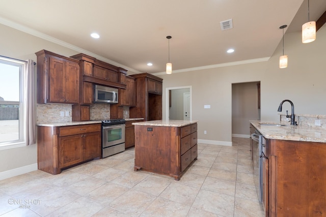 125 Mountain Meadow Dr, Tuscola, TX 79562 - kitchen featuring visible vents, a center island, a sink, stainless steel appliances, and decorative backsplash