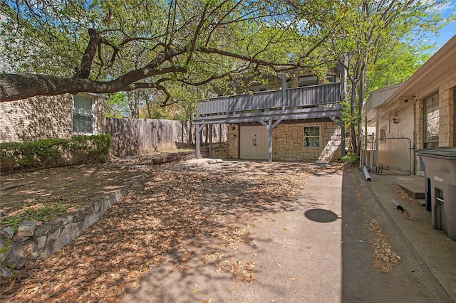 626 N Hampton Rd, Dallas, TX 75208 - view of yard featuring fence and a gate