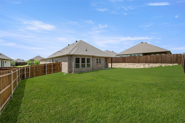 424 Lamb Ln, Waxahachie, TX 75167 - back of house featuring roof with shingles, a yard, brick siding, and a fenced backyard