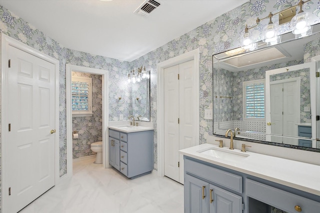 8508 Landing Way Ct, Fort Worth, TX 76179 - full bath with wallpapered walls, plenty of natural light, toilet, two vanities, and a closet